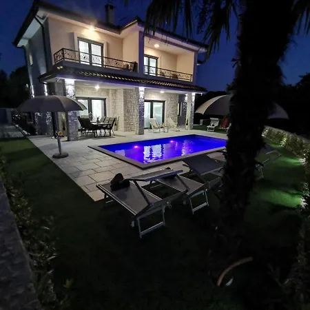 Villa Luxury Sara With Jacuzzi In Malinska *