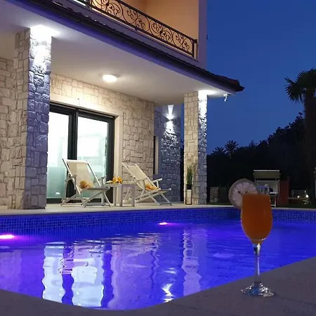 Villa Luxury Sara With Jacuzzi In Malinska *