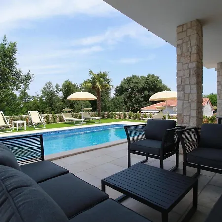 Luxury Villa Sara With Jacuzzi In Malinska
