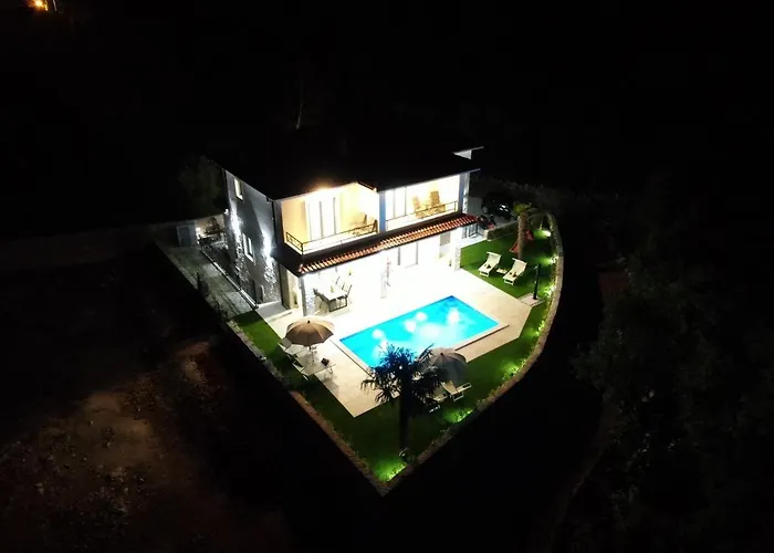 Villa Luxury Sara With Jacuzzi In Malinska