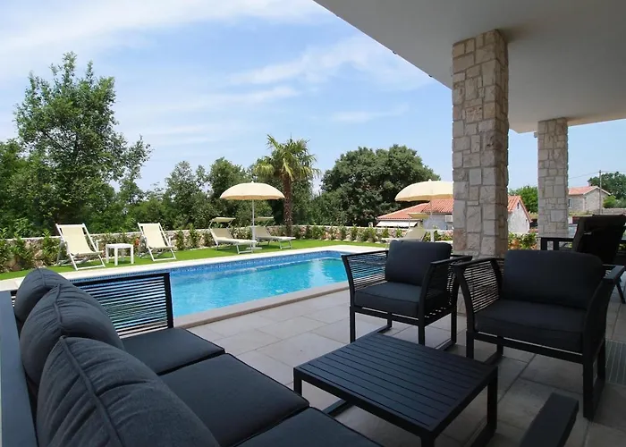 Luxury Sara With Jacuzzi In Malinska