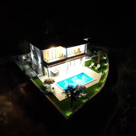别墅 Luxury Sara With Jacuzzi In Malinska