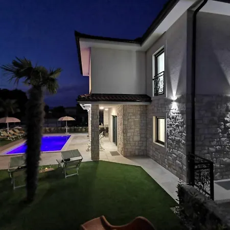Villa Luxury Villa Sara With Jacuzzi In Malinska