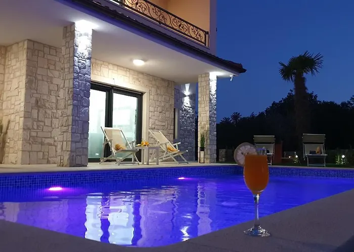 Villa Luxury Sara With Jacuzzi In Malinska *