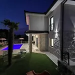 别墅 Luxury Sara With Jacuzzi In Malinska
