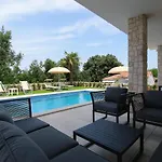 Luxury Sara With Jacuzzi In Malinska