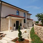 Luxury Sara With Jacuzzi In Malinska Sveti Ivan (Krk)